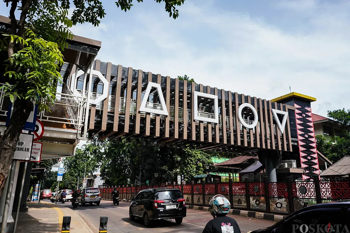 Konstruksi Jembatan Penyebrangan Orang (JPO) Dukuh dengan ornamen hiasan pada dinding berbentuk bangun ruang di Jakarta Timur, Sabtu, 15 Maret 2025. (Sumber: Poskota/Bilal Nugraha Ginanjar)