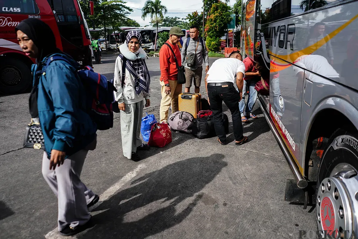 Sejumlah calon penumpang bus antar kota antar provinsi menunggu jadwal pemberangkatan di Terminal Kampung Rambutan, Jakarta, Sabtu, 15 Maret 2025. (Sumber: Poskota/Bilal Nugraha Ginanjar)