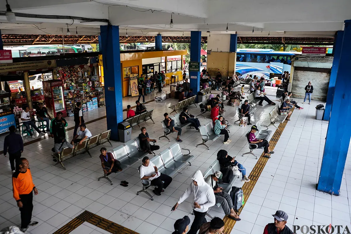 Sejumlah calon penumpang bus antar kota antar provinsi menunggu jadwal pemberangkatan di Terminal Kampung Rambutan, Jakarta, Sabtu, 15 Maret 2025. (Sumber: Poskota/Bilal Nugraha Ginanjar)