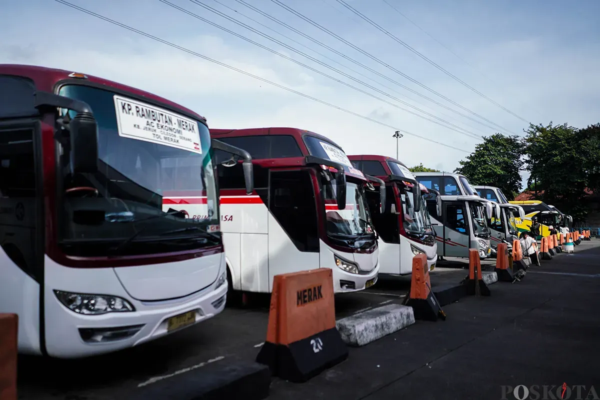 Sejumlah calon penumpang bus antar kota antar provinsi menunggu jadwal pemberangkatan di Terminal Kampung Rambutan, Jakarta, Sabtu, 15 Maret 2025. (Sumber: Poskota/Bilal Nugraha Ginanjar)