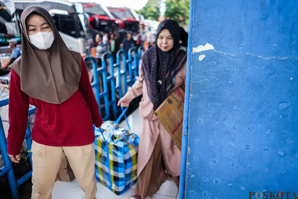 Sejumlah calon penumpang bus antar kota antar provinsi menunggu jadwal pemberangkatan di Terminal Kampung Rambutan, Jakarta, Sabtu, 15 Maret 2025. (Sumber: Poskota/Bilal Nugraha Ginanjar)