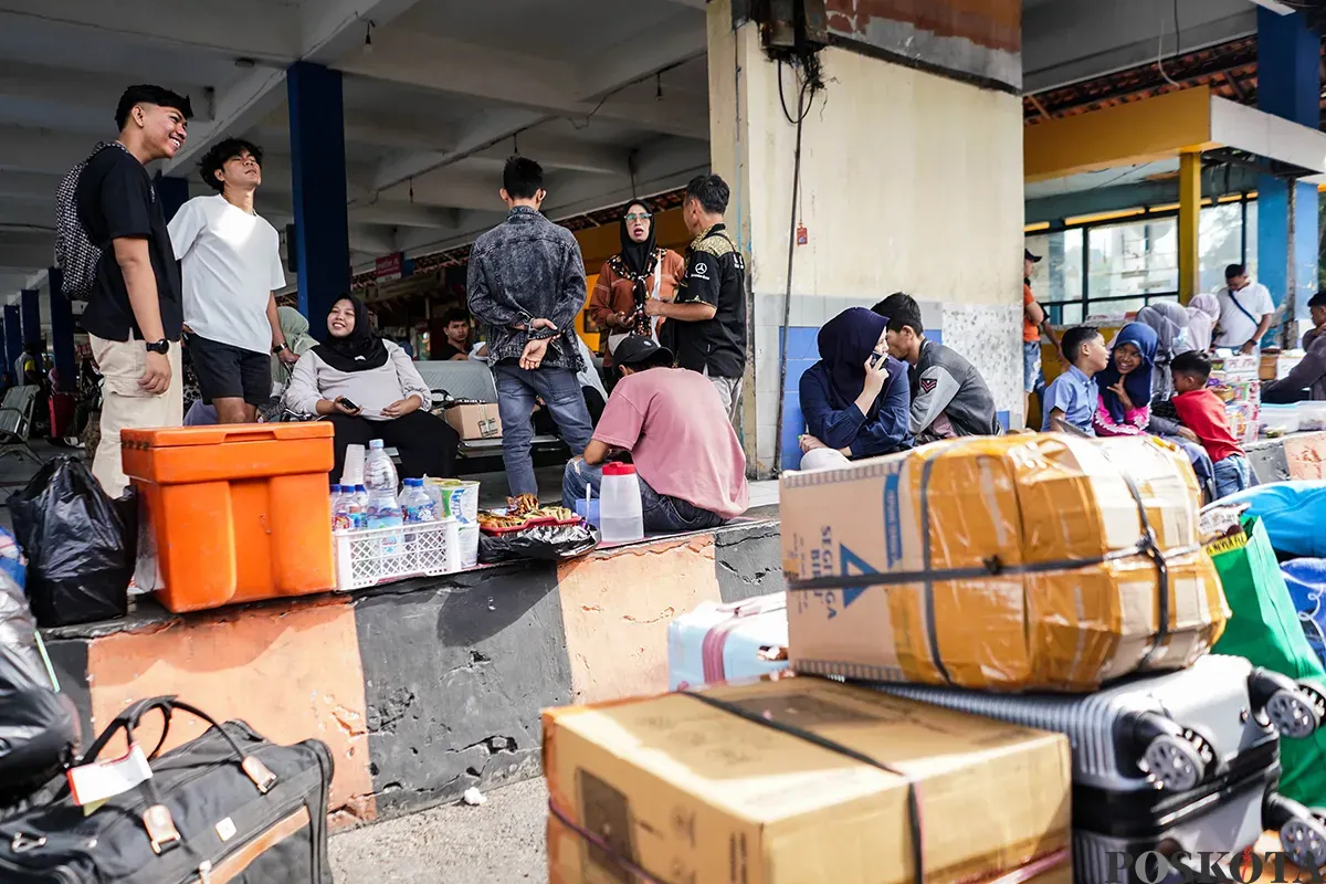 Sejumlah calon penumpang bus antar kota antar provinsi menunggu jadwal pemberangkatan di Terminal Kampung Rambutan, Jakarta, Sabtu, 15 Maret 2025. (Sumber: Poskota/Bilal Nugraha Ginanjar)