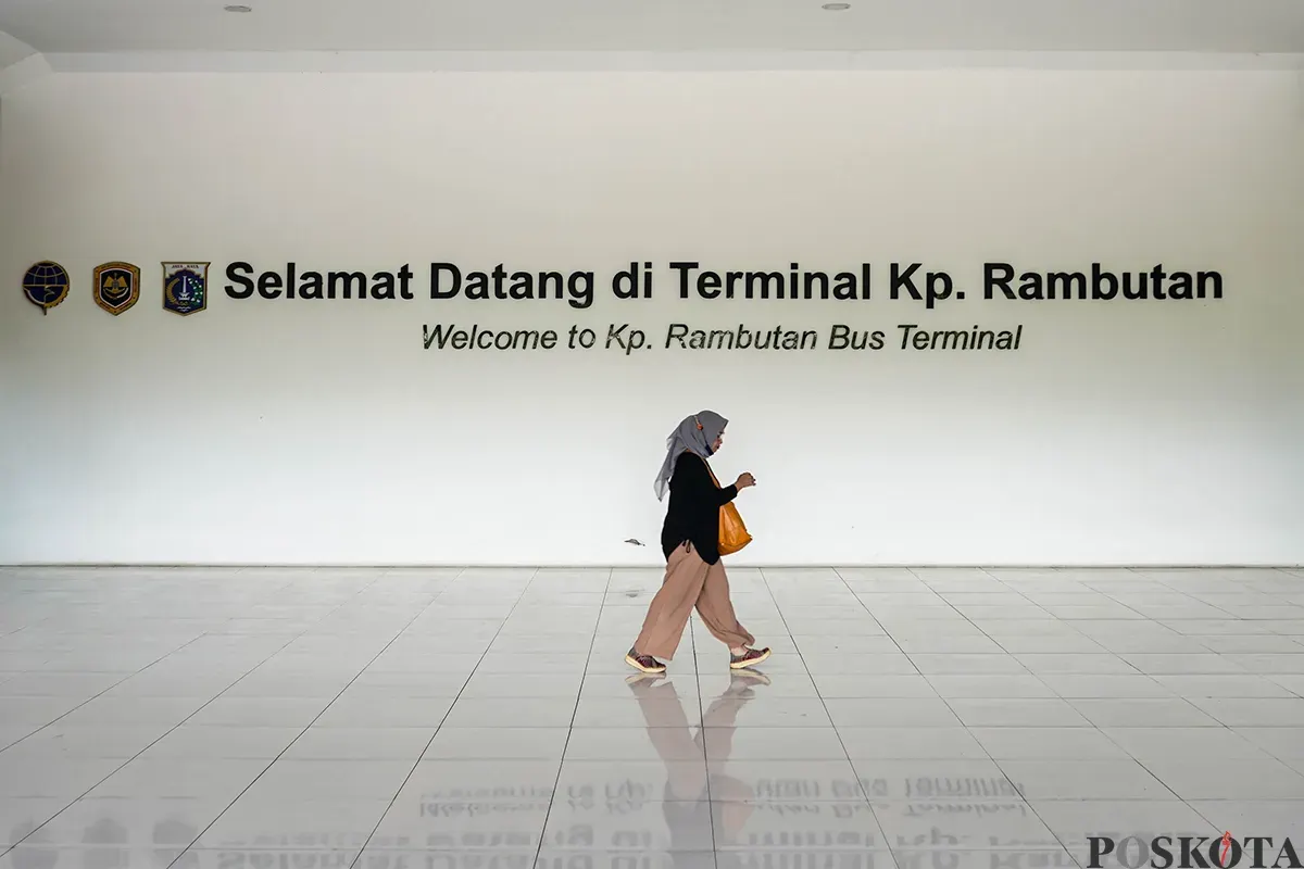 Sejumlah calon penumpang bus antar kota antar provinsi menunggu jadwal pemberangkatan di Terminal Kampung Rambutan, Jakarta, Sabtu, 15 Maret 2025. (Sumber: Poskota/Bilal Nugraha Ginanjar)