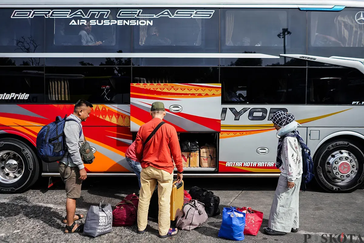 Sejumlah calon penumpang bus antar kota antar provinsi menunggu jadwal pemberangkatan di Terminal Kampung Rambutan, Jakarta, Sabtu, 15 Maret 2025. (Sumber: Poskota/Bilal Nugraha Ginanjar)