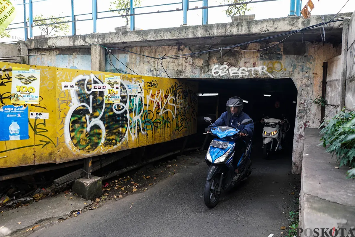 Pengendara sepeda motor melintasi Terowongan Ceger, Jakarta Timur, Sabtu, 15 Maret 2025. (Sumber: Poskota/Bilal Nugraha Ginanjar)