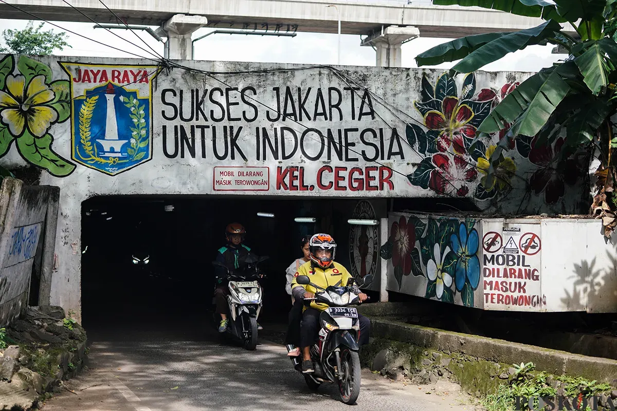 Pengendara sepeda motor melintasi Terowongan Ceger, Jakarta Timur, Sabtu, 15 Maret 2025. (Sumber: Poskota/Bilal Nugraha Ginanjar)