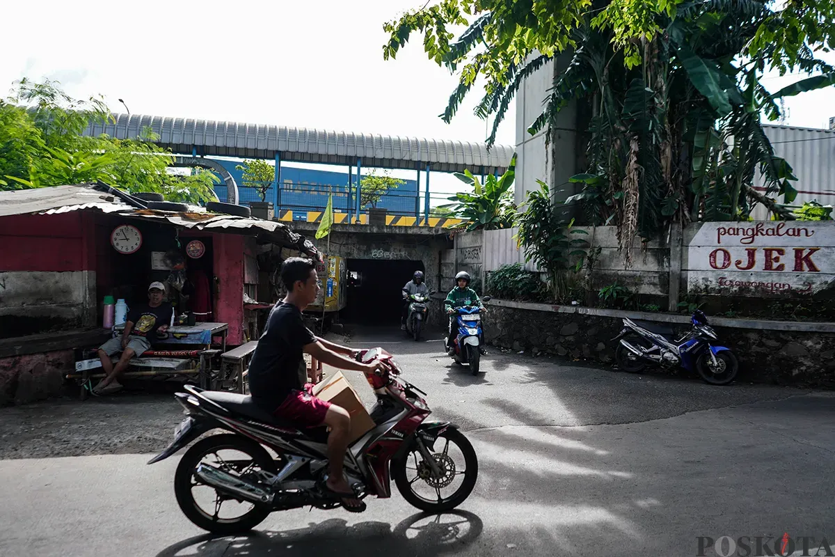 Pengendara sepeda motor melintasi Terowongan Ceger, Jakarta Timur, Sabtu, 15 Maret 2025. (Sumber: Poskota/Bilal Nugraha Ginanjar)