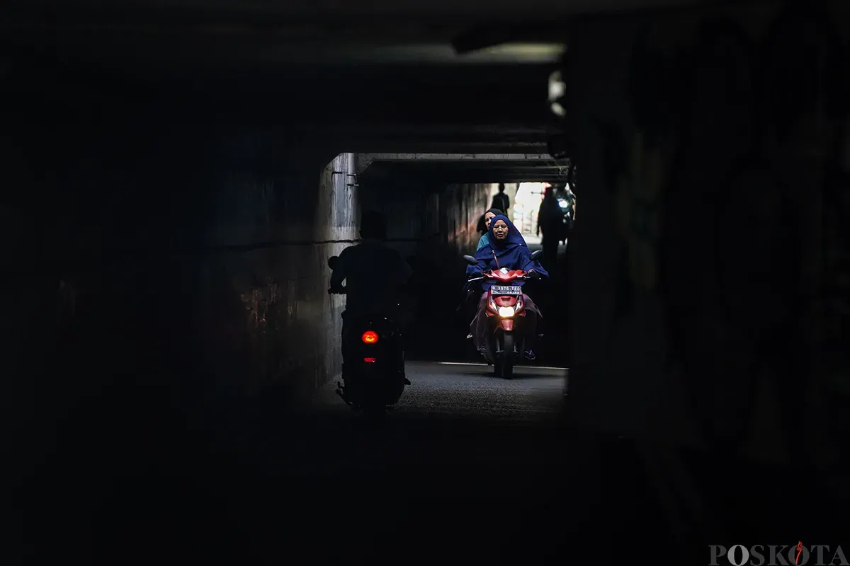 Pengendara sepeda motor melintasi Terowongan Ceger, Jakarta Timur, Sabtu, 15 Maret 2025. (Sumber: Poskota/Bilal Nugraha Ginanjar)