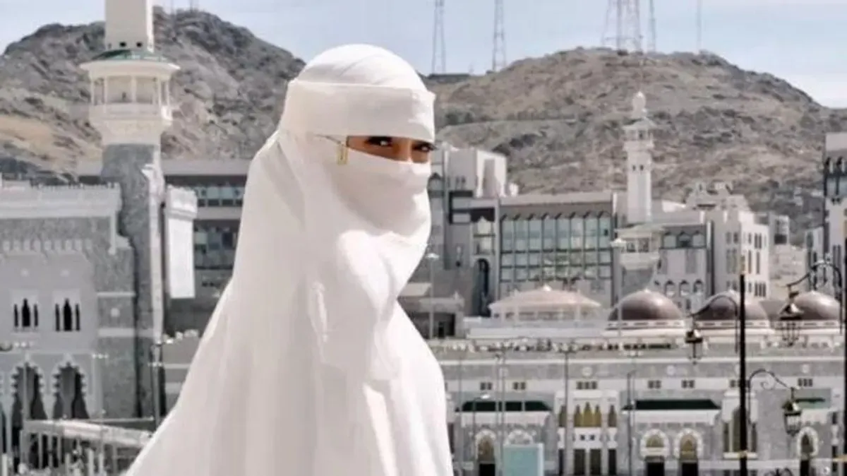 Celine Evangelista mengenakan gamis dan cadar putih saat menunaikan ibadah umrah di Tanah Suci Mekkah. (Sumber: Instagram/@celine_evangelista)