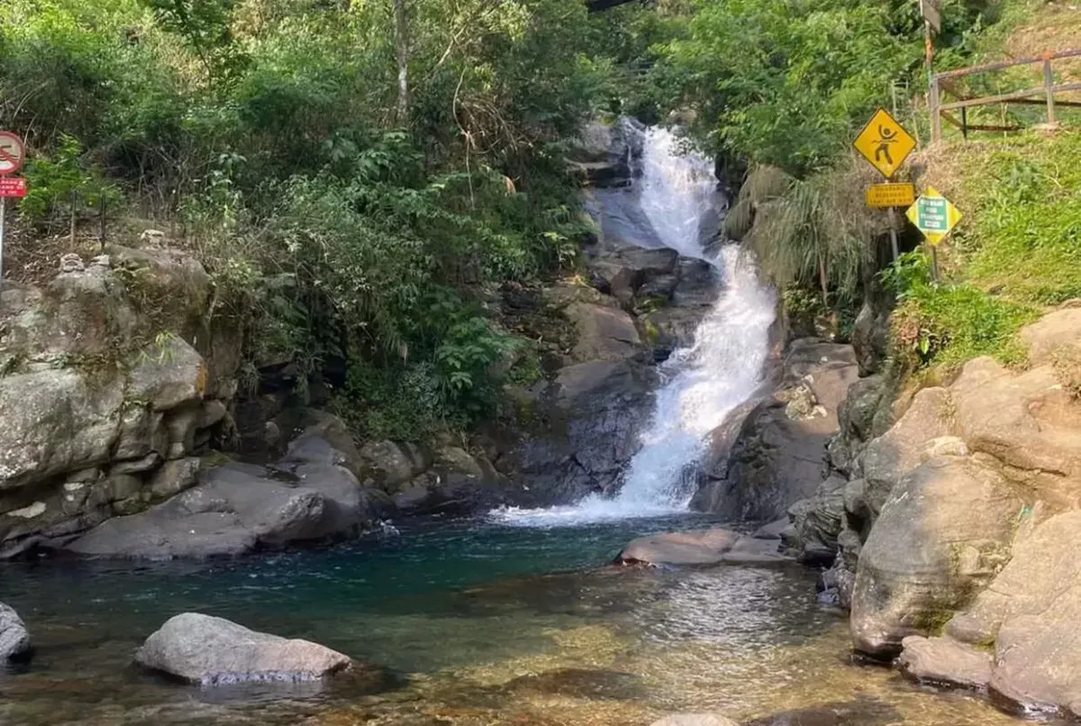 Salah satu destinasi wisata di Puncak, Kabuapten Bogor yakni Curug Panjang (Sumber: Instagram/@curug_panjang_megamendung)