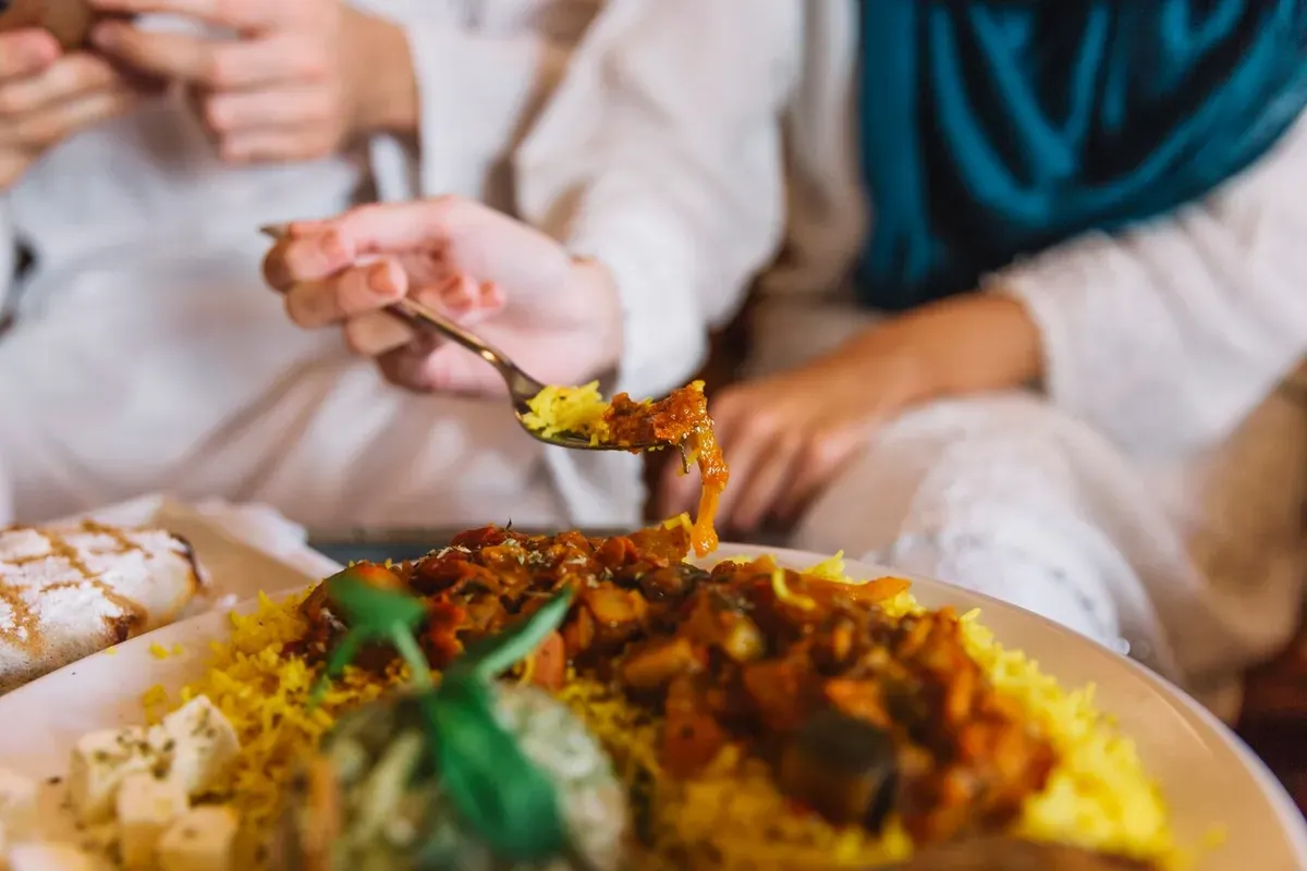 Tips menikmati hidangan Lebaran tanpa risau berat badan naik drastis dengan menjaga pola makan sehat. (Sumber: Freepik)