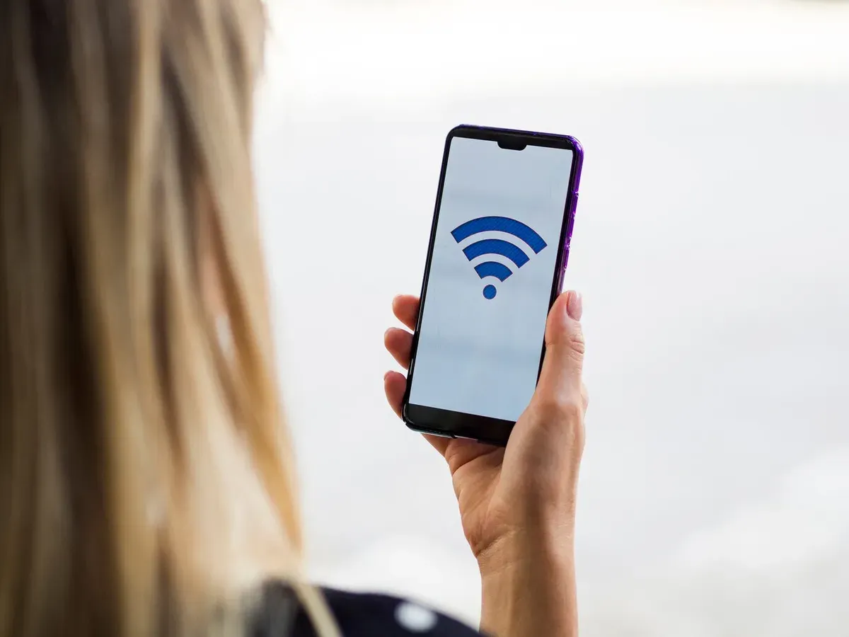 Ilustrasi mengganti sinyal WiFi di rumah. (Sumber: Freepik)