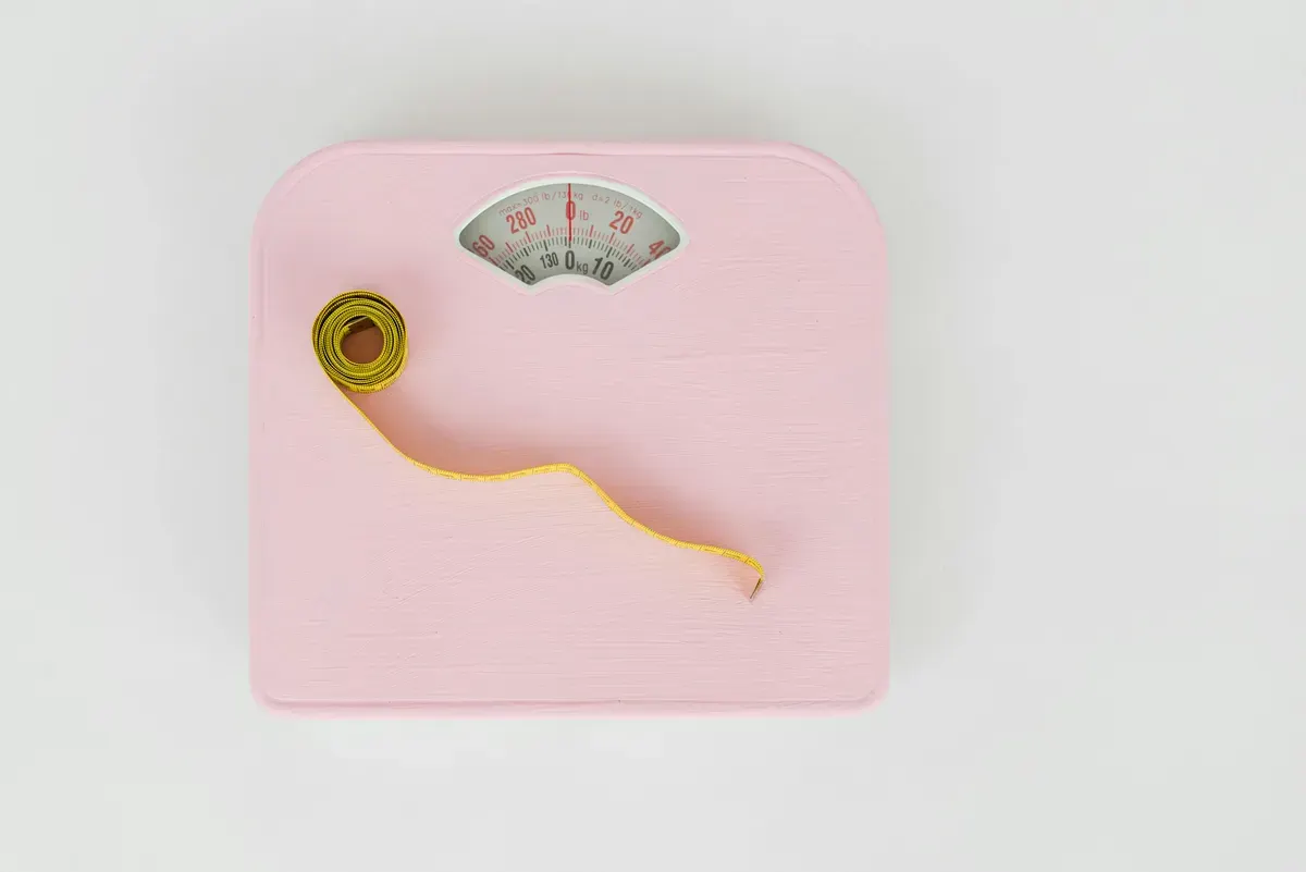 7 cara atasi berat badan naik saat puasa Ramadhan. (Sumber: Pexels/SHVETS production)