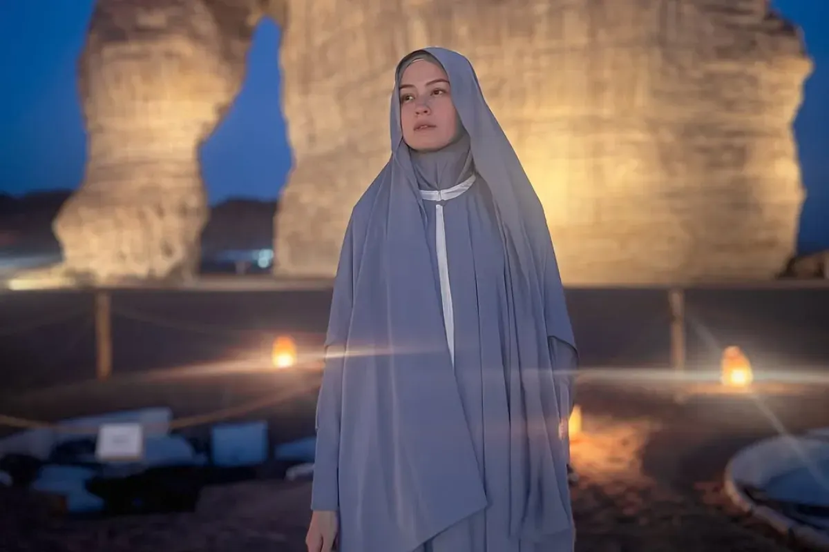 Kimberly Ryder mengungkapkan keinginannya untuk terus berhijab setelah pulang dari umrah. (Sumber: Instagram/@kimbrlyryder)