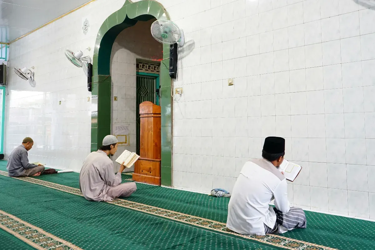 Ilustrasi memperbanyak ibadah di malam Lailatul Qadar. (Sumber: Unsplash/Taliwang Mengaji)