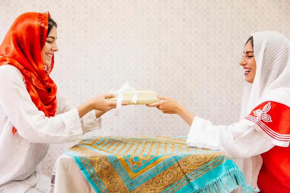 Silaturahmi saat lebaran menjadi salah satu tradisi lebaran di Bandung yang unik. (Sumber: Freepik)