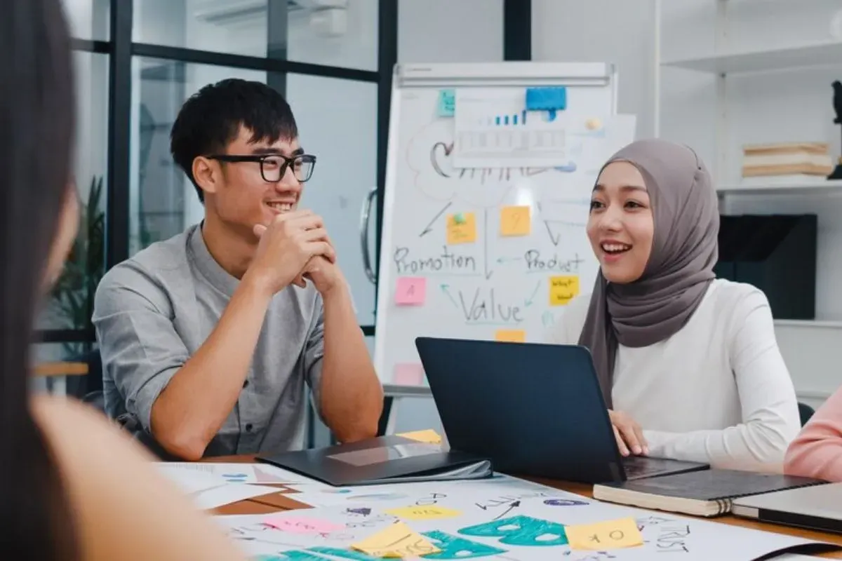 Ilustrasi pengembangan karir profesional melalui pendidikan lanjutan dan strategi peningkatan kompetensi di dunia kerja. (Sumber: Freepik)