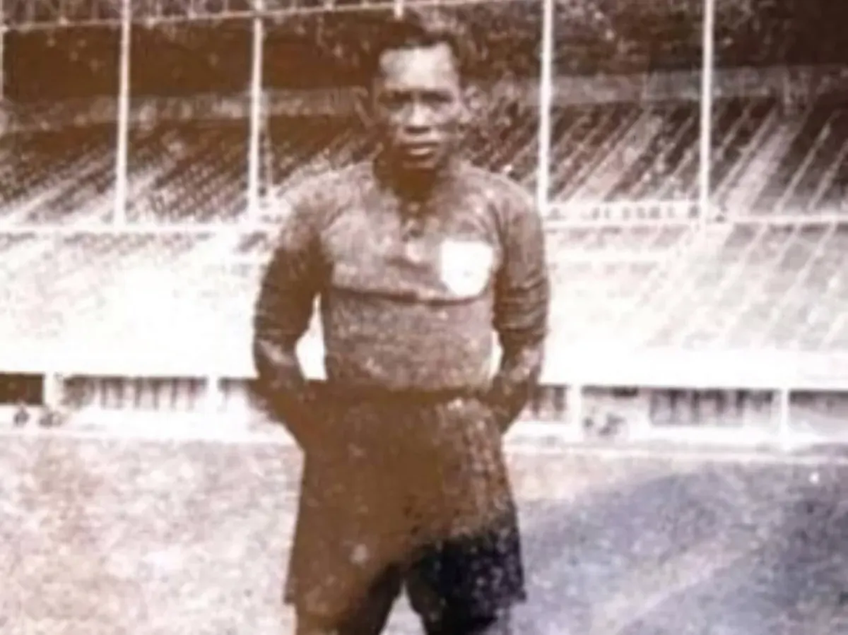 Legenda Timnas Indonesia Andi Ramang dikenal sebagai penyerang haus gol pada era 1950-an (Sumber: @psmlokal)