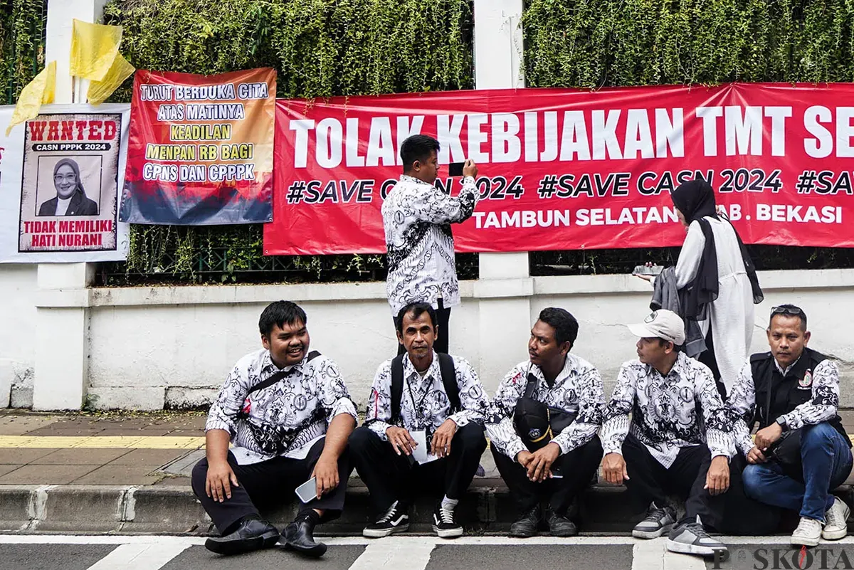 Forum PPPK (Pegawai Pemerintah dengan Perjanjian Kerja) bersama Aliansi Merah Putih menggelar aksi unjuk rasa di depan Kementerian PANRB, Jakarta, Selasa, 18 Maret 2025. (Sumber: Poskoata/ Bilal Nugraha Ginanjar)