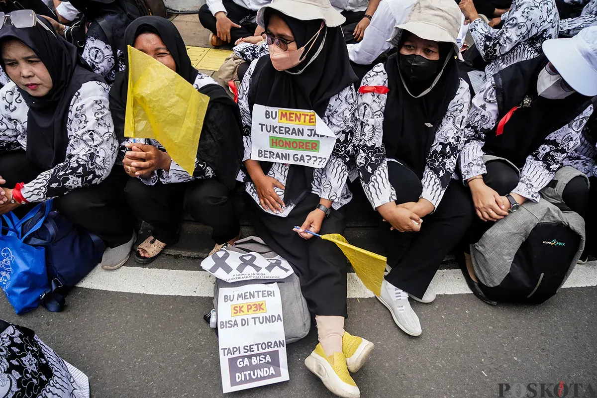 Forum PPPK (Pegawai Pemerintah dengan Perjanjian Kerja) bersama Aliansi Merah Putih menggelar aksi unjuk rasa di depan Kementerian PANRB, Jakarta, Selasa, 18 Maret 2025. (Sumber: Poskoata/ Bilal Nugraha Ginanjar)