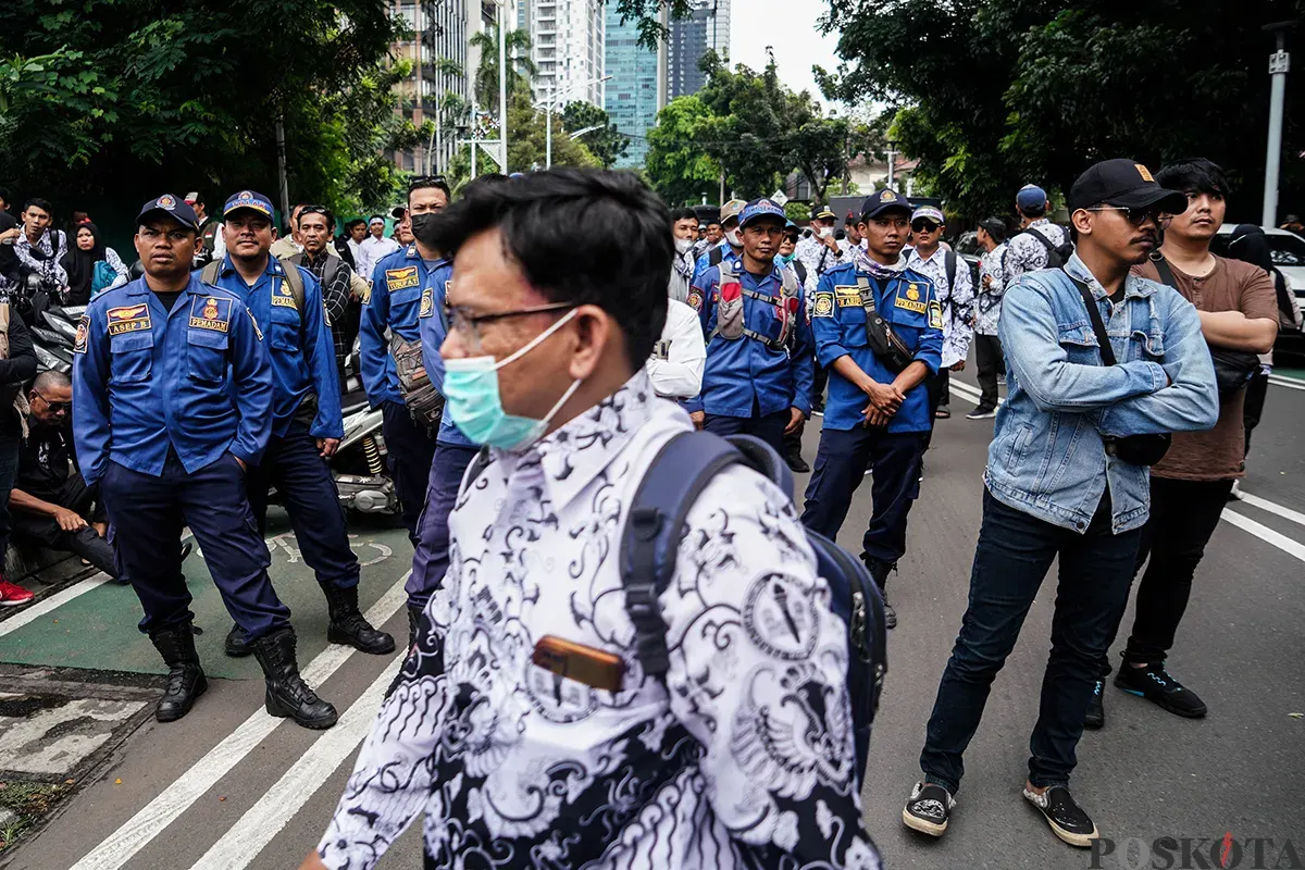 Forum PPPK (Pegawai Pemerintah dengan Perjanjian Kerja) bersama Aliansi Merah Putih menggelar aksi unjuk rasa di depan Kementerian PANRB, Jakarta, Selasa, 18 Maret 2025. (Sumber: Poskoata/ Bilal Nugraha Ginanjar)