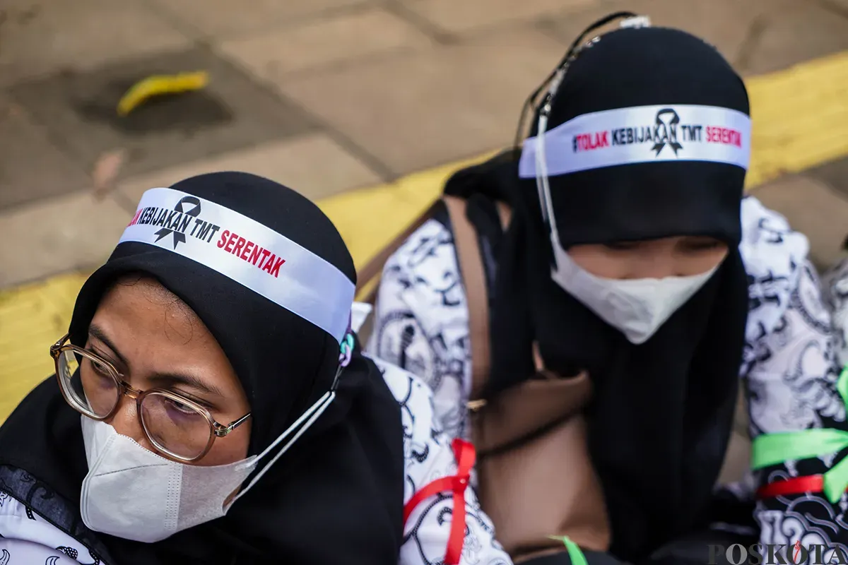 Forum PPPK (Pegawai Pemerintah dengan Perjanjian Kerja) bersama Aliansi Merah Putih menggelar aksi unjuk rasa di depan Kementerian PANRB, Jakarta, Selasa, 18 Maret 2025. (Sumber: Poskoata/ Bilal Nugraha Ginanjar)
