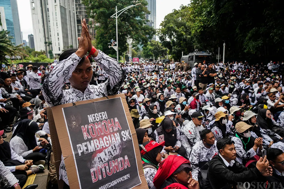 Forum PPPK (Pegawai Pemerintah dengan Perjanjian Kerja) bersama Aliansi Merah Putih menggelar aksi unjuk rasa di depan Kementerian PANRB, Jakarta, Selasa, 18 Maret 2025. (Sumber: Poskoata/ Bilal Nugraha Ginanjar)