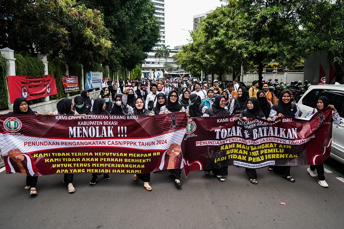 Forum PPPK (Pegawai Pemerintah dengan Perjanjian Kerja) bersama Aliansi Merah Putih menggelar aksi unjuk rasa di depan Kementerian PANRB, Jakarta, Selasa, 18 Maret 2025. (Sumber: Poskoata/ Bilal Nugraha Ginanjar)
