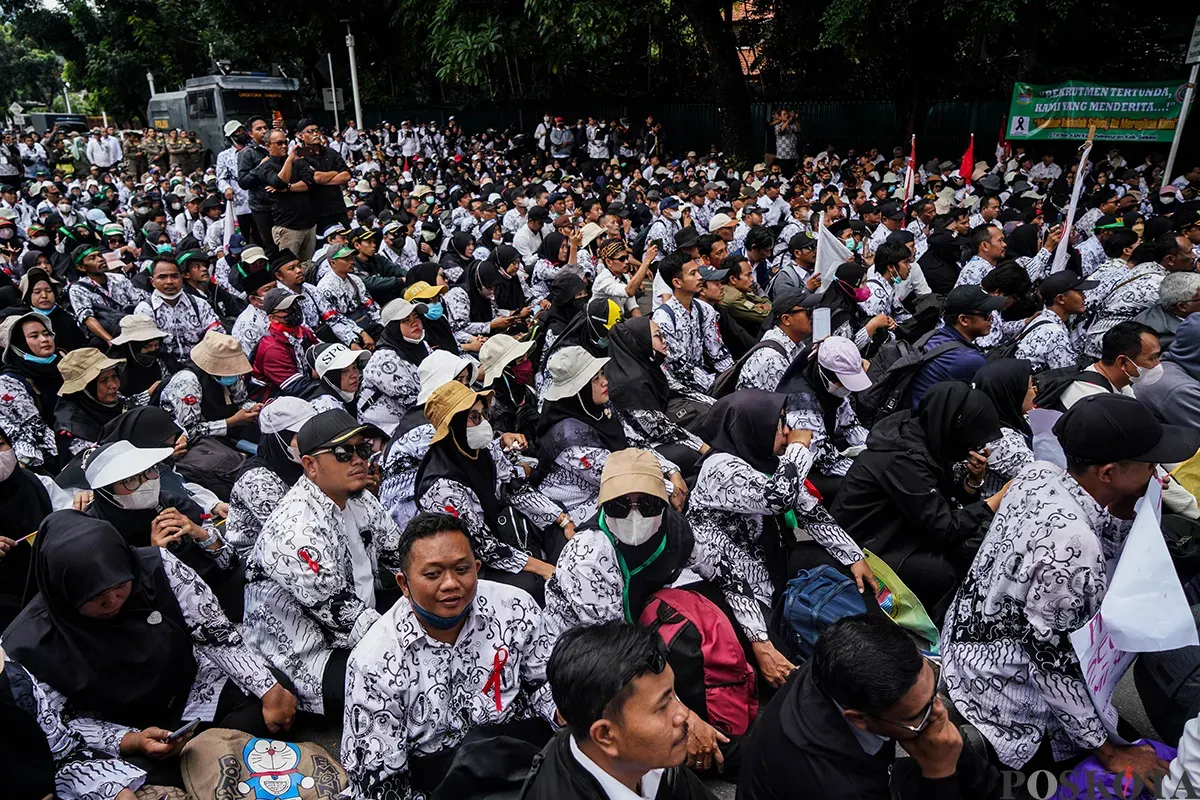 Forum PPPK (Pegawai Pemerintah dengan Perjanjian Kerja) bersama Aliansi Merah Putih menggelar aksi unjuk rasa di depan Kementerian PANRB, Jakarta, Selasa, 18 Maret 2025. (Sumber: Poskoata/ Bilal Nugraha Ginanjar)
