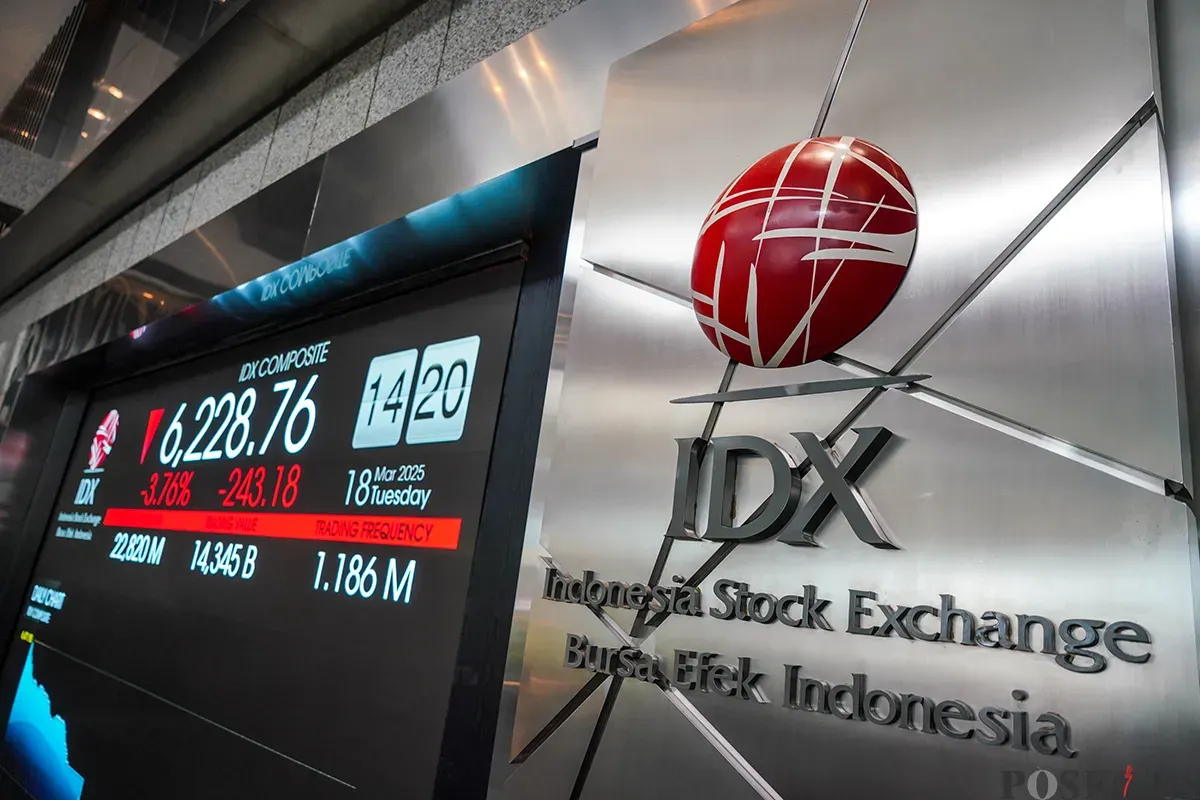 Tampilan layar yang menayangkan informasi pergerakan Indeks Harga Saham Gabungan (IHSG) di Gedung Bursa Efek Indonesia, Jakarta, Selasa, 18 Maret 2025. (Sumber: Poskoata/ Bilal Nugraha Ginanjar)