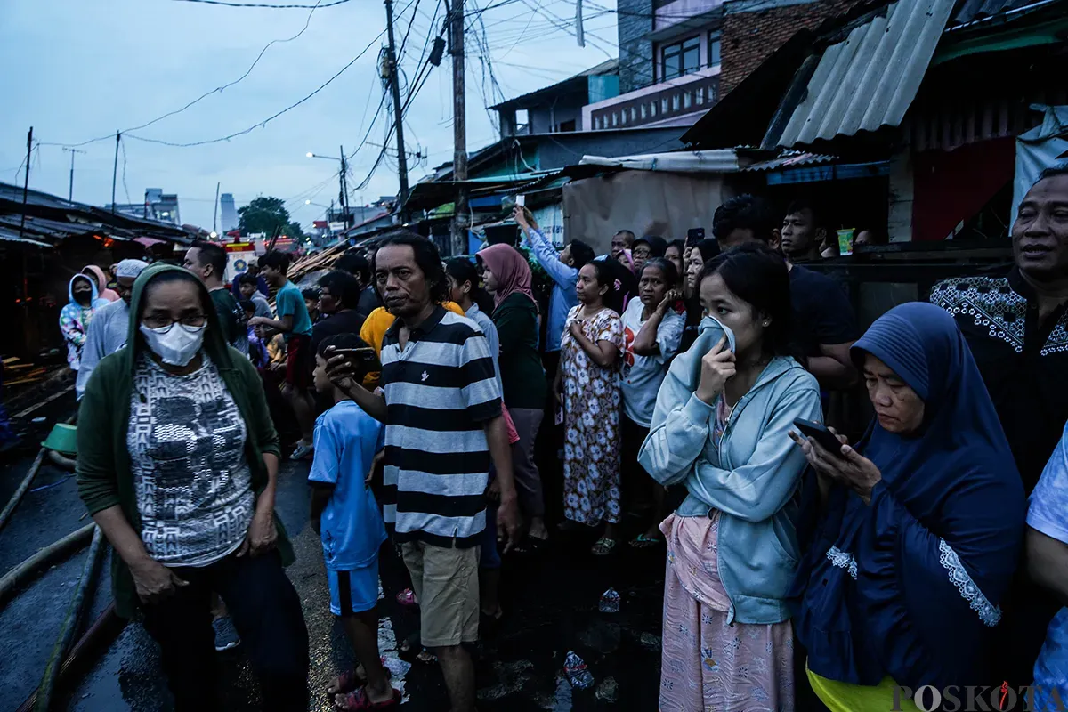 Petugas Penanggulangan Kebakaran dan Penyelamatan (Gulkarmat) Jakarta memadamkan sisa-sisa api saat proses pendinginan pasca musibah kebakaran di Pasar Poncol, Senen, Jakarta Pusat, Senin, 18 Maret 2025. (Sumber: Poskoata/ Bilal Nugraha Ginanjar)
