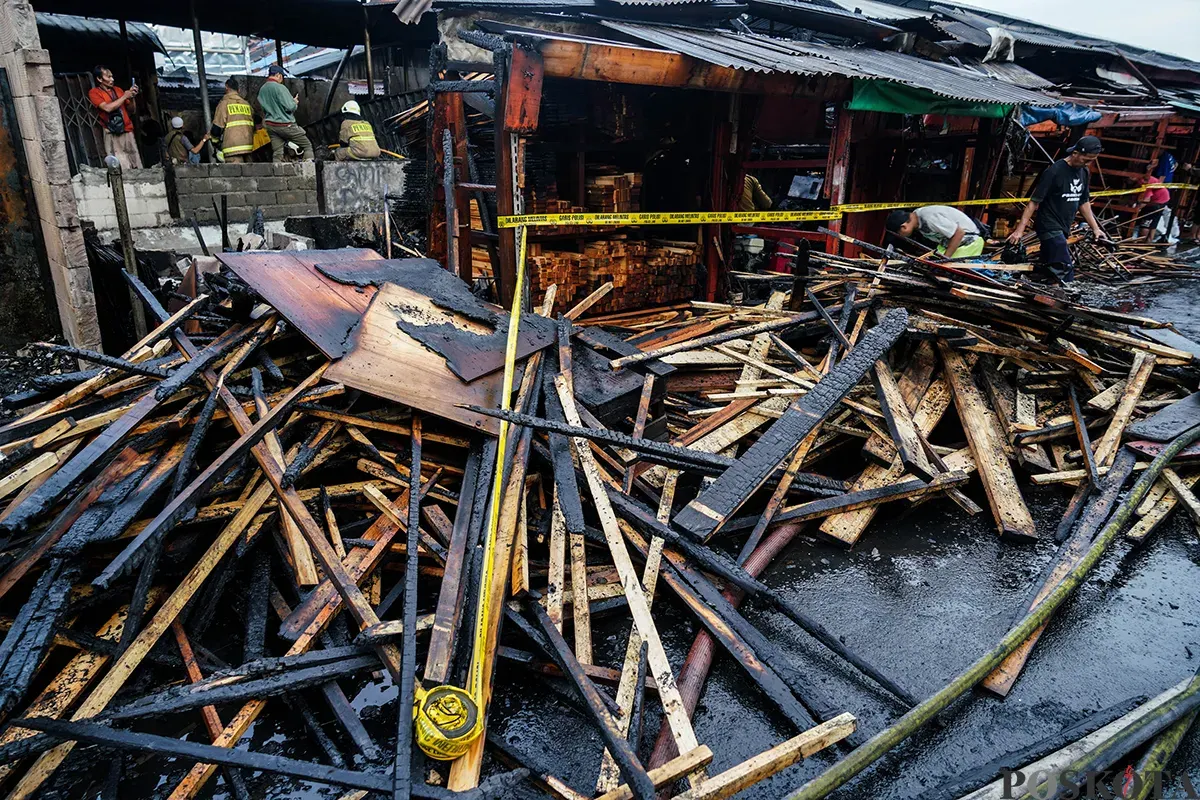 Petugas Penanggulangan Kebakaran dan Penyelamatan (Gulkarmat) Jakarta memadamkan sisa-sisa api saat proses pendinginan pasca musibah kebakaran di Pasar Poncol, Senen, Jakarta Pusat, Senin, 18 Maret 2025. (Sumber: Poskoata/ Bilal Nugraha Ginanjar)