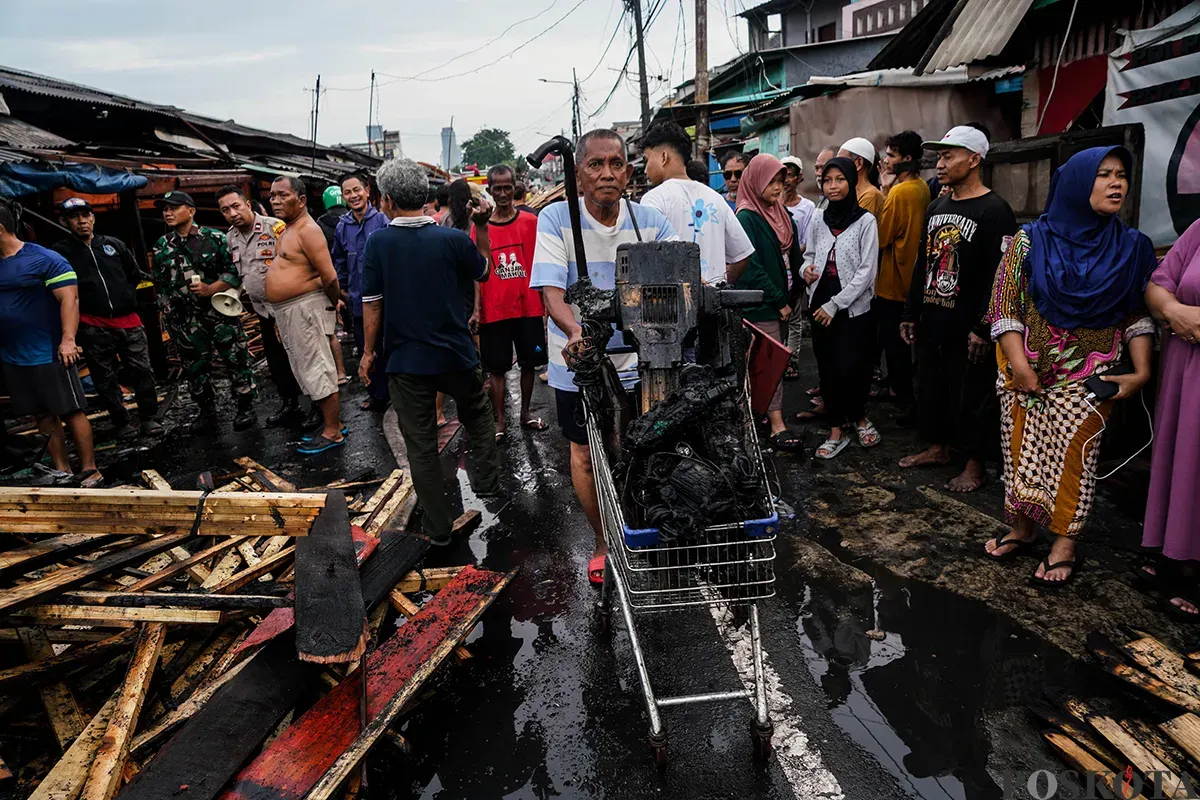 Petugas Penanggulangan Kebakaran dan Penyelamatan (Gulkarmat) Jakarta memadamkan sisa-sisa api saat proses pendinginan pasca musibah kebakaran di Pasar Poncol, Senen, Jakarta Pusat, Senin, 18 Maret 2025. (Sumber: Poskoata/ Bilal Nugraha Ginanjar)