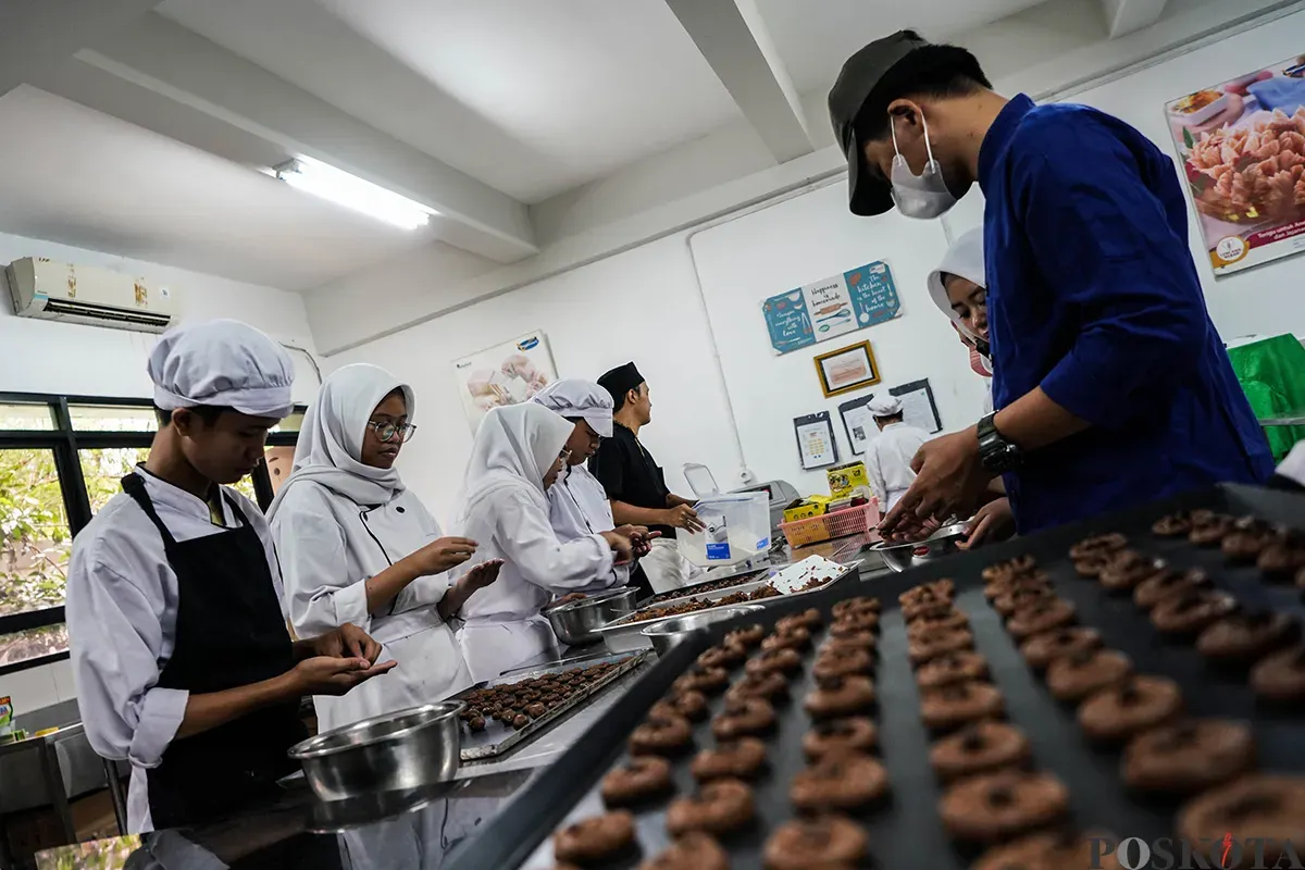 Siswa jurusan kuliner membuat kue kering di SMKN 38 Jakarta, Karet, Jakarta, Senin, 18 Maret 2025. (Sumber: Poskoata/ Bilal Nugraha Ginanjar)