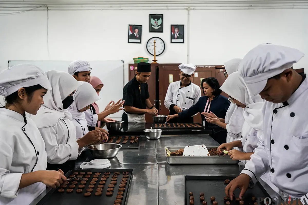 Siswa jurusan kuliner membuat kue kering di SMKN 38 Jakarta, Karet, Jakarta, Senin, 18 Maret 2025. (Sumber: Poskoata/ Bilal Nugraha Ginanjar)