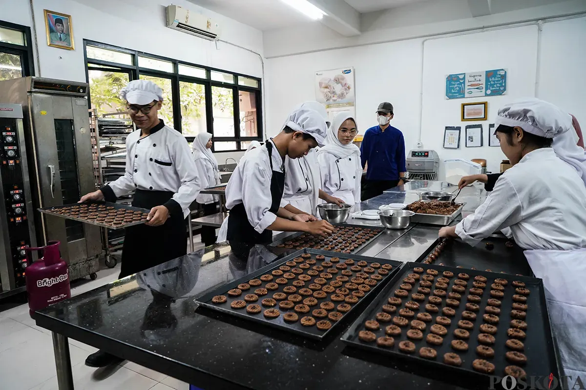 Siswa jurusan kuliner membuat kue kering di SMKN 38 Jakarta, Karet, Jakarta, Senin, 18 Maret 2025. (Sumber: Poskoata/ Bilal Nugraha Ginanjar)