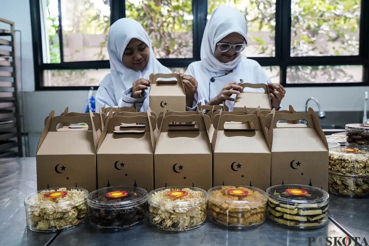Siswa jurusan kuliner membuat kue kering di SMKN 38 Jakarta, Karet, Jakarta, Senin, 18 Maret 2025. (Sumber: Poskoata/ Bilal Nugraha Ginanjar)