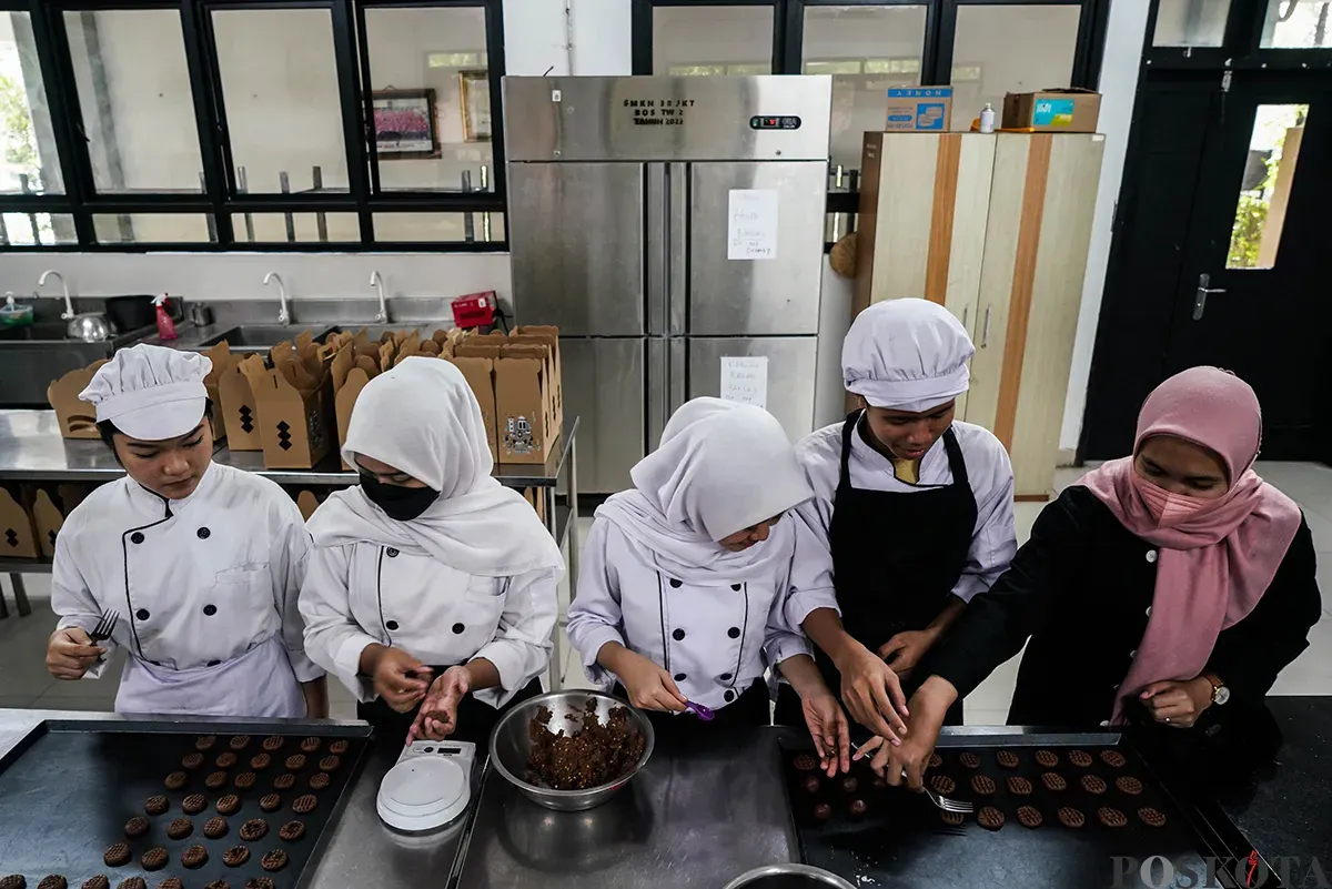 Siswa jurusan kuliner membuat kue kering di SMKN 38 Jakarta, Karet, Jakarta, Senin, 18 Maret 2025. (Sumber: Poskoata/ Bilal Nugraha Ginanjar)