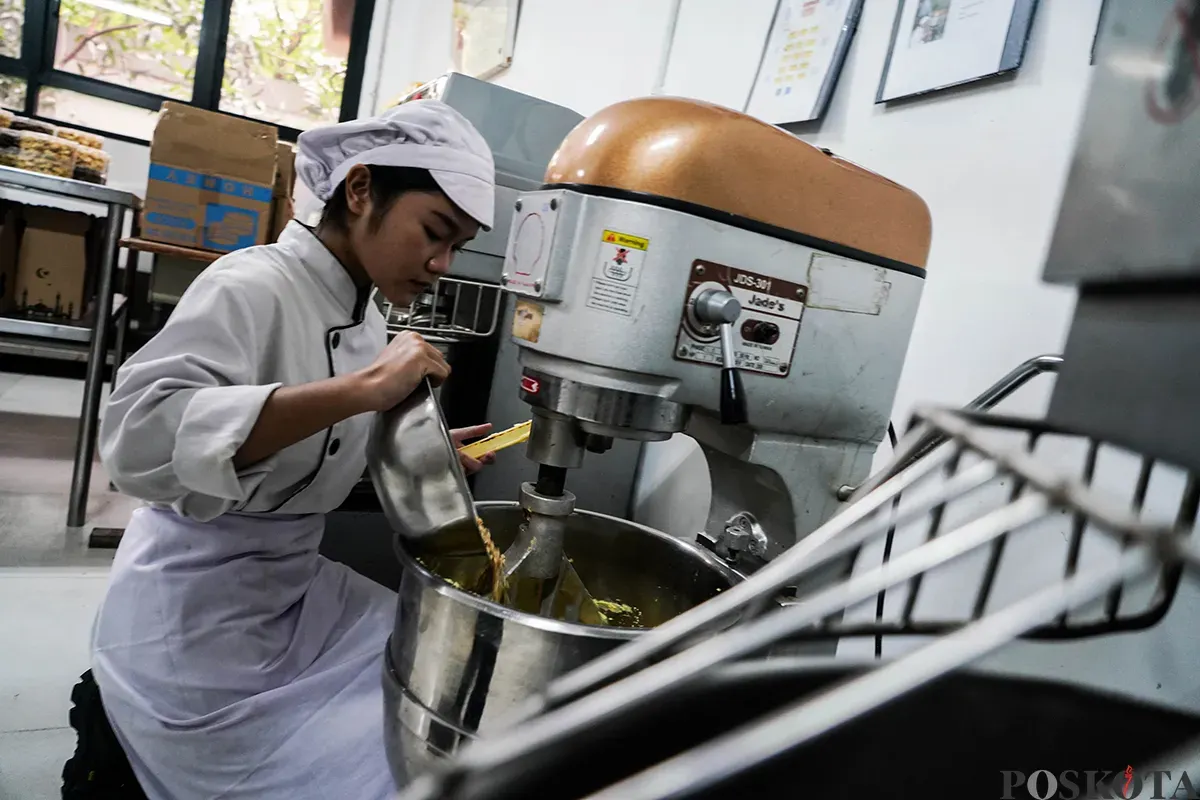 Siswa jurusan kuliner membuat kue kering di SMKN 38 Jakarta, Karet, Jakarta, Senin, 18 Maret 2025. (Sumber: Poskoata/ Bilal Nugraha Ginanjar)