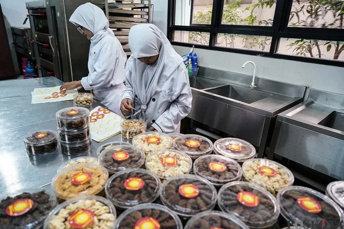 Siswa jurusan kuliner membuat kue kering di SMKN 38 Jakarta, Karet, Jakarta, Senin, 18 Maret 2025. (Sumber: Poskoata/ Bilal Nugraha Ginanjar)