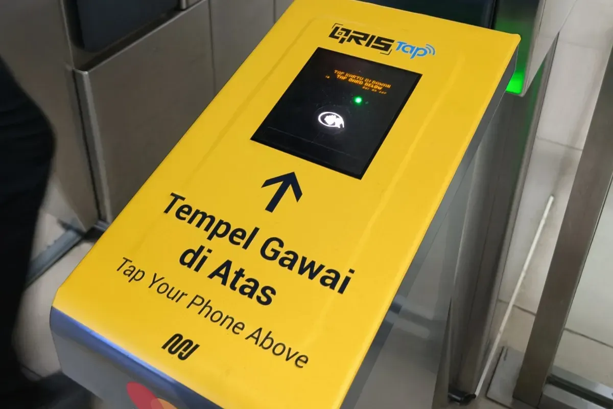 Cara pakai QRIS Tap untuk naik KRL hingga Transjakart. (Sumber: X/@MiyanagiDeswira)