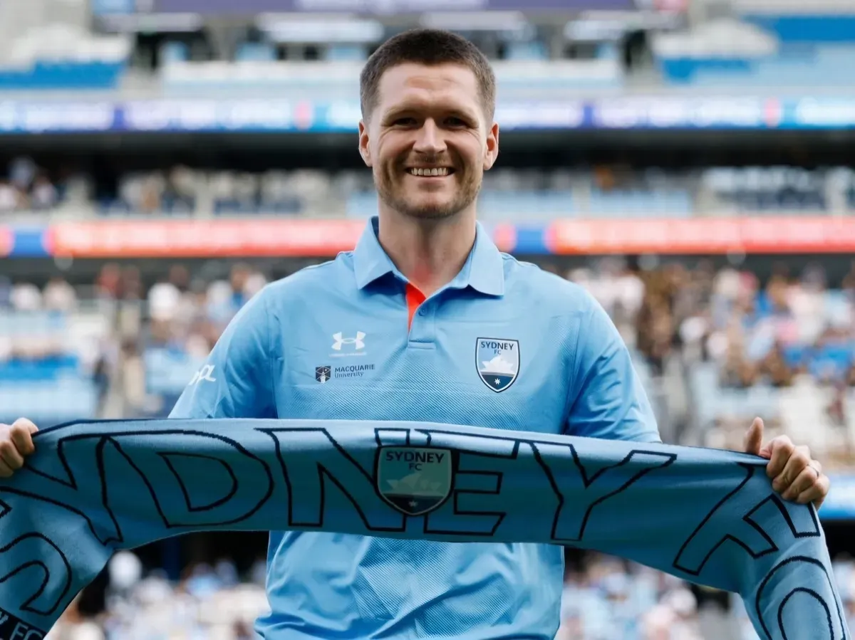 Bek Sydney FC Alex Grant akhirnya mendapat kesempatan pertamanya membela Timnas Australia. (Sumber: @aleagues)