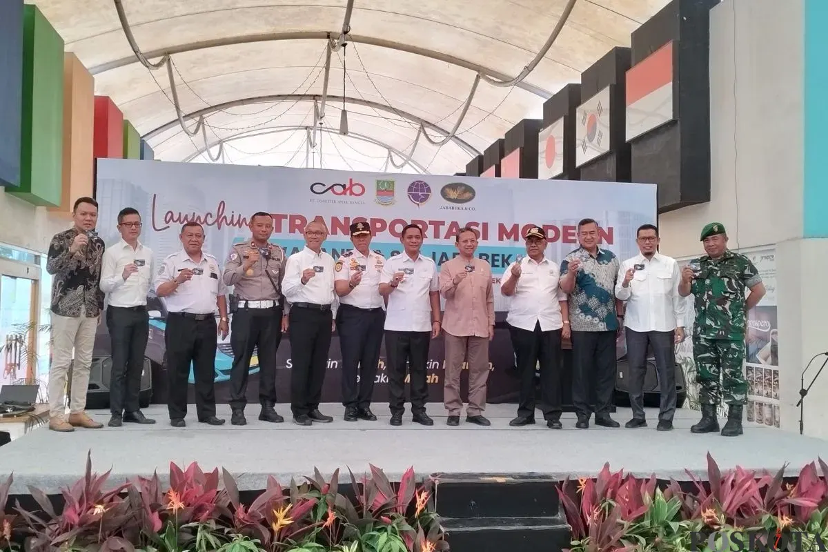 Wakil Bupati Bekasi, Asep Surya Atmaja bersama Komisi III DPRD dan Forkopimda saat peresmian Angkot Swatantra, Rabu, 19 Maret 2025. (Sumber: Poskota/Heri Effendi)