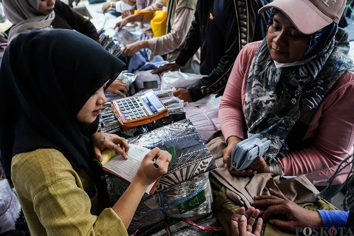 Para calon pembeli mulai berdatangan untuk berbelanja baju lebaran di sejumlah toko pakaian di Blok A dan B, Pasar Tanah Abang, Jakarta Pusat, Rabu, 19 Maret 2025. (Sumber: Poskoata/ Bilal Nugraha Ginanjar)