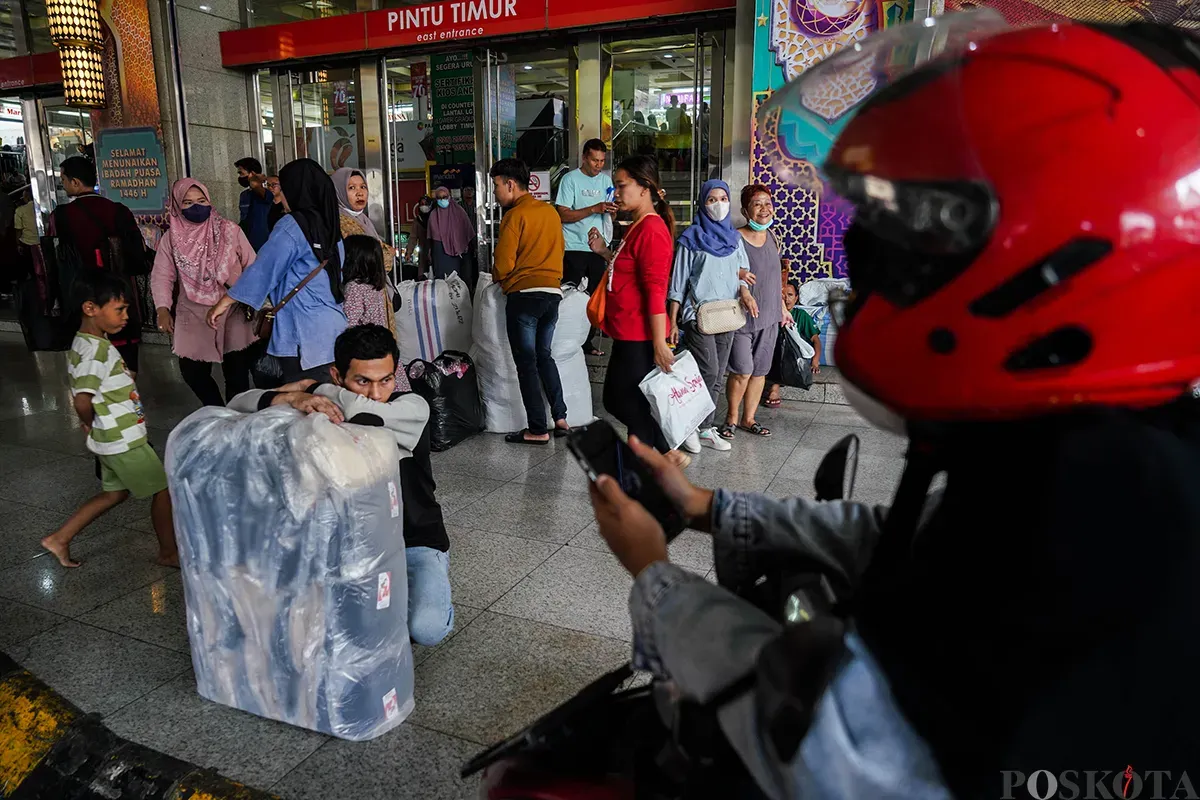 Para calon pembeli mulai berdatangan untuk berbelanja baju lebaran di sejumlah toko pakaian di Blok A dan B, Pasar Tanah Abang, Jakarta Pusat, Rabu, 19 Maret 2025. (Sumber: Poskoata/ Bilal Nugraha Ginanjar)