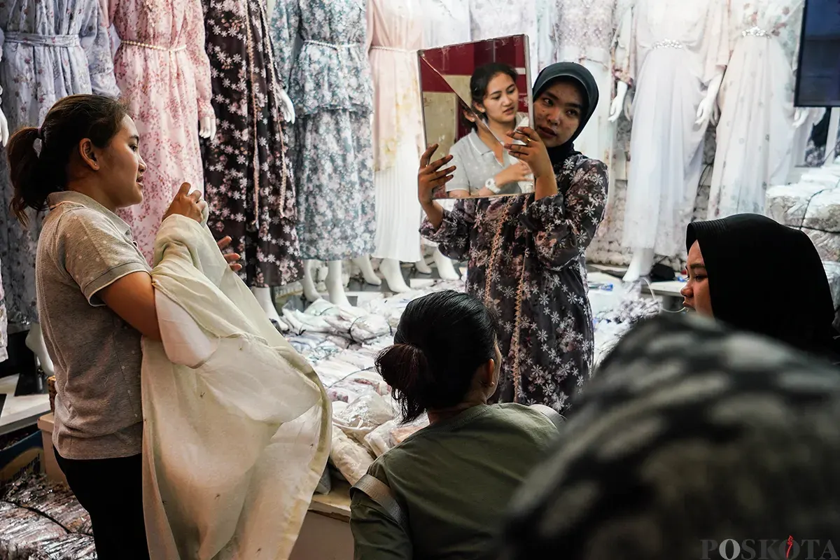 Para calon pembeli mulai berdatangan untuk berbelanja baju lebaran di sejumlah toko pakaian di Blok A dan B, Pasar Tanah Abang, Jakarta Pusat, Rabu, 19 Maret 2025. (Sumber: Poskoata/ Bilal Nugraha Ginanjar)