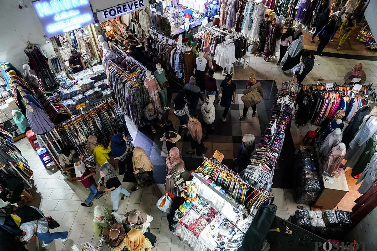 Para calon pembeli mulai berdatangan untuk berbelanja baju lebaran di sejumlah toko pakaian di Blok A dan B, Pasar Tanah Abang, Jakarta Pusat, Rabu, 19 Maret 2025. (Sumber: Poskoata/ Bilal Nugraha Ginanjar)