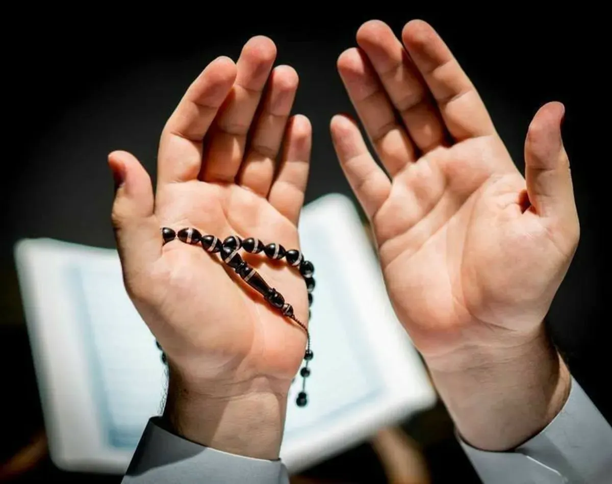 Ini 3 amalan yang bisa Anda lakukan untuk meraih malam Lailatul Qadar. (Sumber: Pinterest/Naila Officially)