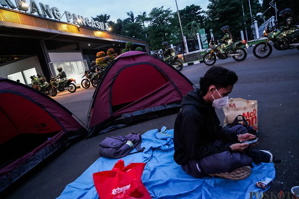 Massa aksi rela mendirikan tenda dan bermalam di palataran jalan di depan Gerbang Pancasila di belakang komplek DPR RI, Senayan, Jakarta, Kamis, 20 Maret 2025. (Sumber: Poskoata/ Bilal Nugraha Ginanjar)