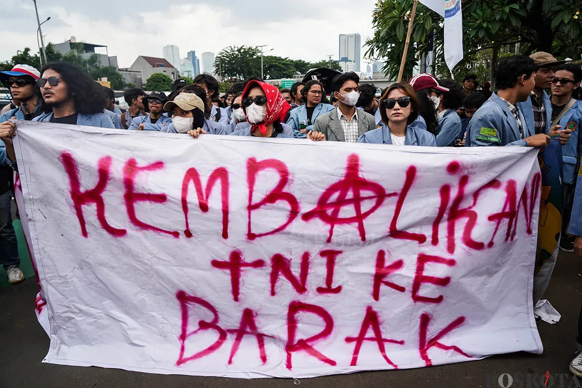 Massa melakukan aksi unjuk rasa di depan Gedung DPR RI, Senayan, Jakarta, Kamis, 20 Maret 2025. (Sumber: Poskoata/ Bilal Nugraha Ginanjar)